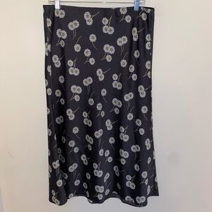 Floral Navy Elastic band midi/maxi skirt. Loft size Large